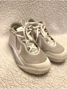 Nike shoes for Women size 4.5 Youth but can fit size 6 for adult